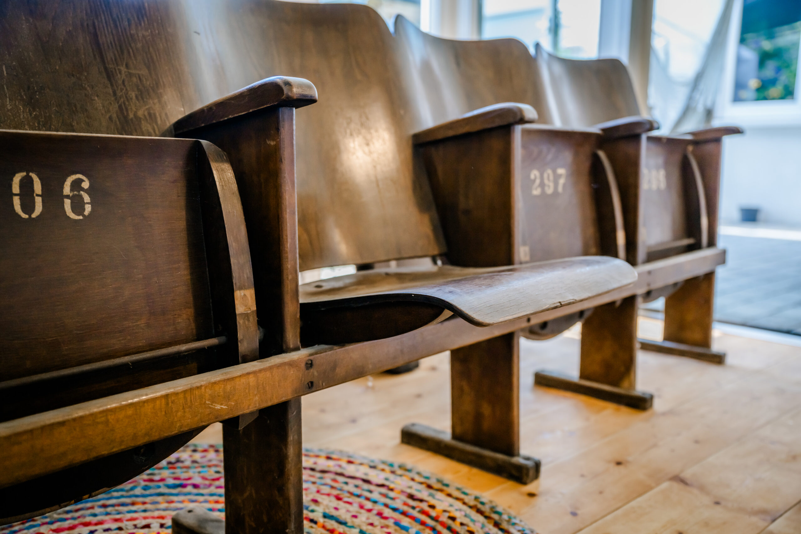 Alte Kino-/Theaterstühle – 4er-Reihe mit originaler Patina