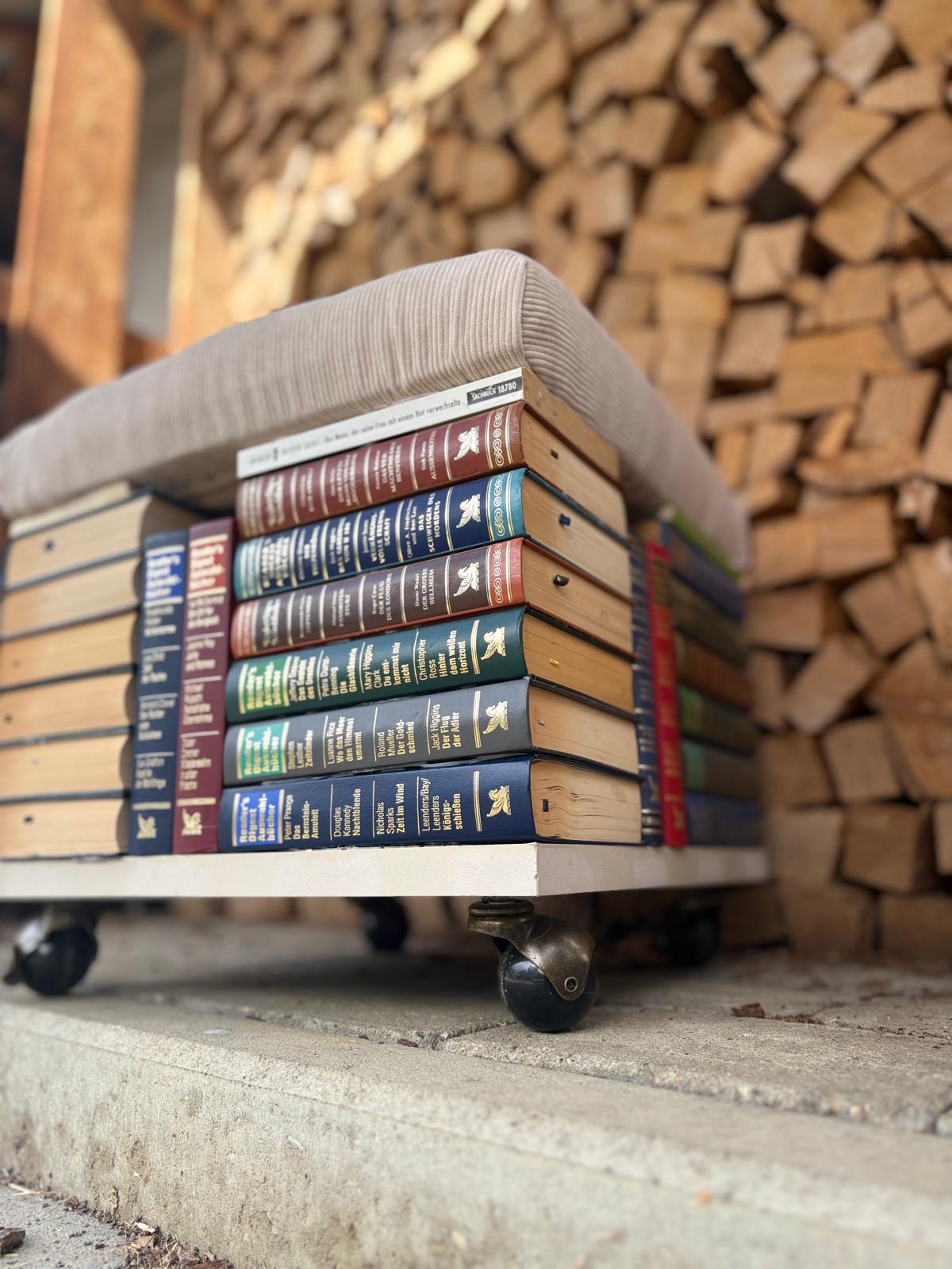 „Lesepause“ – handgefertigter Bücherhocker auf Rollen